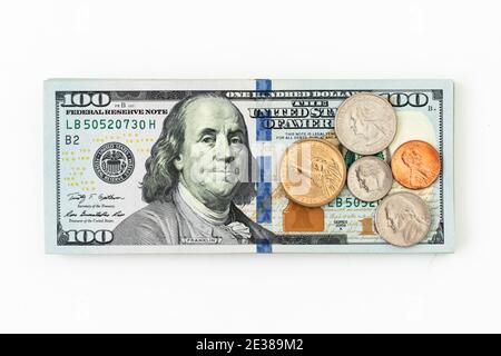 US-Dollar-Banknoten. Hundert Dollar Scheine und Münzen Stockfoto