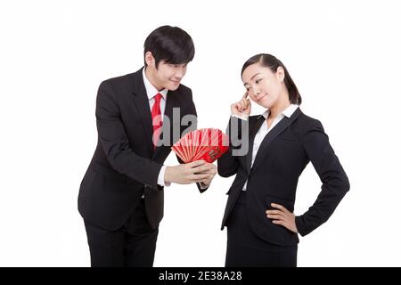 Happy Young Geschäftsleute mit roten Umschlägen hochwertige Foto Stockfoto
