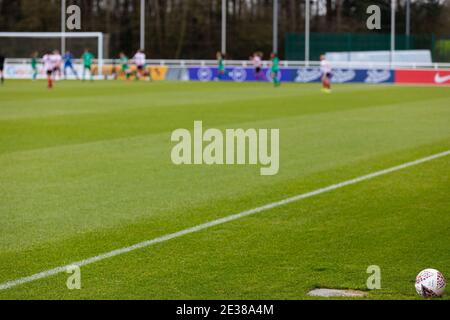 Burton Upon Trent, Großbritannien. Januar 2021. Matchball auf der Seite des Platzes während des FA Women's Championship Spiels zwischen Sheffield United und Coventry United im St. George's Park in Burton Upon Trent, England. Kredit: SPP Sport Presse Foto. /Alamy Live Nachrichten Stockfoto