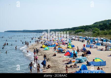Der wunderschöne Strand von Koserow auf der Insel Usedom im Sommer. Stockfoto