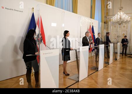 Wien, Österreich. 17. Januar 2021. Pressekonferenz der Bundesregierung. Weitere Einzelheiten zu den Corona-Massnahmen. Das Bild zeigt von L bis R Staatssekretärin Andrea Mayer, Bundesministerin Elisabeth Köstinger (ÖVP), Vizekanzler Werner Kogler (die Grünen), Bundesminister Gernot Blümel (ÖVP) und Bundesminister Heinz Faßmann (ÖVP) Stockfoto