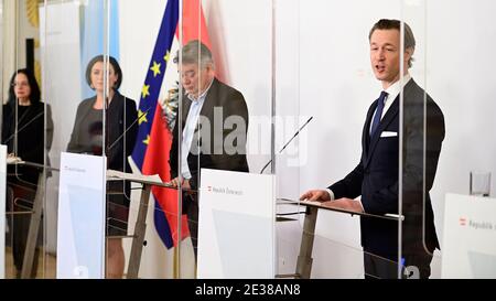 Wien, Österreich. 17. Januar 2021. Pressekonferenz der Bundesregierung. Weitere Einzelheiten zu den Corona-Massnahmen. Das Bild zeigt von L bis R Staatssekretärin Andrea Mayer, Bundesministerin Elisabeth Köstinger (ÖVP), Vizekanzler Werner Kogler (die Grünen) und Bundesminister Gernot Blümel (ÖVP) Stockfoto