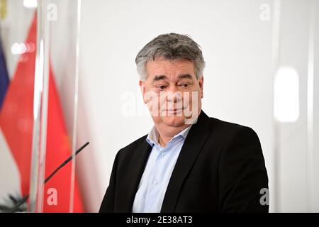 Wien, Österreich. 17. Januar 2021. Pressekonferenz der Bundesregierung. Weitere Einzelheiten zu den Corona-Massnahmen. Das Bild zeigt Vizekanzler Werner Kogler (die Grünen). Stockfoto