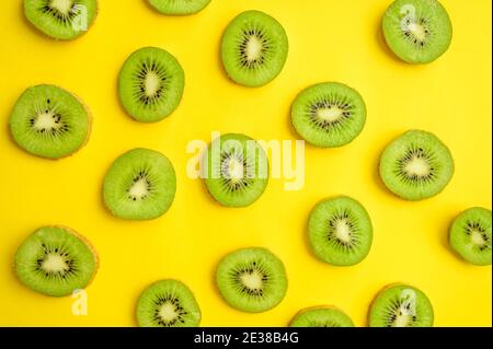 Frische Kiwi-Scheiben isoliert auf gelbem Hintergrund Stockfoto