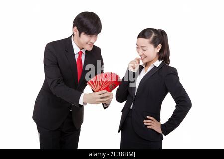 Happy Young Geschäftsleute mit roten Umschlägen hochwertige Foto Stockfoto