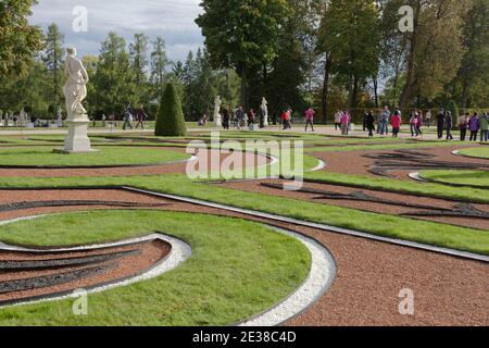 Menschen zu Fuß in Catherine Park, Tsarskoe Selo, Puschkin Stadt in der Nähe von St. Petersburg, Russland Stockfoto