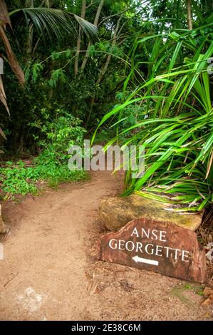Fußweg mit Wegweiser zum berühmten Strand Anse Georgette auf der Insel Praslin. Seychellen Stockfoto