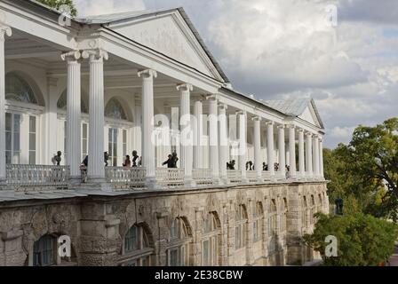 Die Menschen bewundern Skulpturen in der Cameron Gallery, Catherine Park, Tsarskoe Selo, Puschkin Stadt in der Nähe von St. Petersburg, Russland Stockfoto