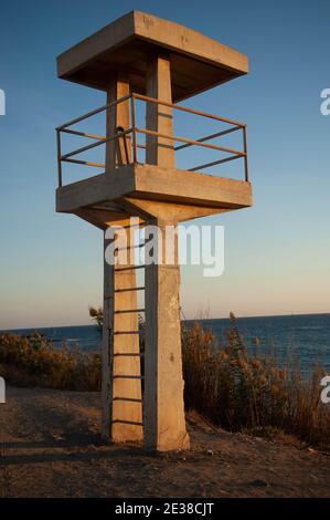 Aussichtsplattform aus Beton mit Blick auf das Meer. Stockfoto