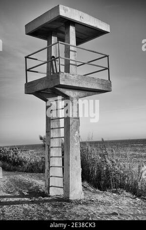 Aussichtsplattform aus Beton mit Blick auf das Meer. Stockfoto