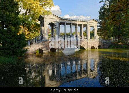 Marmorbrücke, auch bekannt als Sibirische Marmorgalerie, im Katharinenpark, Puschkin-Stadt in der Nähe von St. Petersburg, Russland Stockfoto