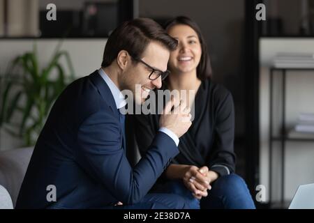 Nahaufnahme glückliche Kollegen plaudern, lachen über Witz, genießen Pause Stockfoto