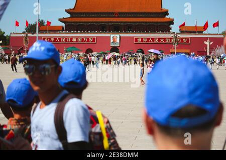 PEKING, CHINA - 24. AUGUST 2017; Gruppen von Touristen stehen auf Tian an Men Platz im Zentrum von Peking Stadt am sonnigen Sommertag. Das Tor von Stockfoto