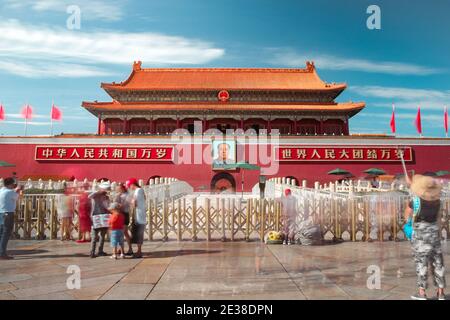 PEKING, CHINA - 24. AUGUST 2017; Langzeitaufnahme des Tores des himmlischen Friedens, Eintritt zum UNESCO-Weltkulturerbe Forbden Stadt im Sommer sonnig d Stockfoto