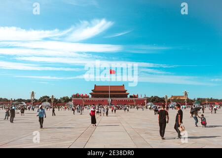 PEKING, CHINA - 24. AUGUST 2017; Gruppen von Touristen zu Fuß rund Tian an Men Platz im Zentrum von Peking Stadt am sonnigen Sommertag. Das Tor Stockfoto