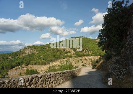 Blick auf die Burg von Segura de la Sierra im Naturpark der Sierras de Cazorla, Segura y las Villas, Spanien. An einem sonnigen Tag Stockfoto