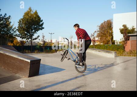 Männliche bmx Biker tun Trick, Training im Skatepark Stockfoto