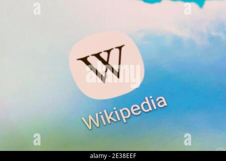 Eine Nahaufnahme auf dem Wikipedia-Symbol und Logo auf einem Smartphone-Bildschirm. Wikipedia ist eine kostenlose Online-Enzyklopädie, die von der Stiftung Wikipedia gehostet wird Stockfoto