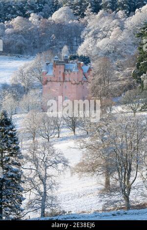 Eine verschneite Winterszene mit Craigievar Castle in Aberdeenshire Stockfoto