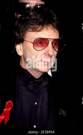 Der Musikproduzent PHIL SPECTOR (geb. Harvey Phillip Spector, 26. Dezember 1939 – 16. Januar 2021) ist im Alter von 81 Jahren gestorben und verbüßt eine Gefängnisstrafe wegen Mordes. Spector transformierte die Popmusik mit seinem "Wall of Sound"-Aufnahmestil in den 1960er Jahren. 2009 wurde er wegen des Mordes an der Hollywood-Schauspielerin Lana Clarkson 2003 verurteilt. FILE FOTO SHOT: Plattenproduzent PHIL SPECTOR im Jahr 1993; genaues Datum und Ort unbekannt. (Bild: © Michael Ferguson/ZUMA Wire) Stockfoto