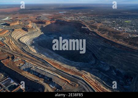 Eine Luftaufnahme der Tagebaumine Superpit in Kalgoorlie, Westaustralien, zeigt ihre Größe im Vergleich zur Stadt oben rechts. Stockfoto