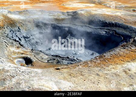 Der Blick auf rauchende Erde und kochende Schlammtöpfe im Namafjall Hverir Geothermiegebiet in der Nähe des Lake Myvatn, Island Stockfoto