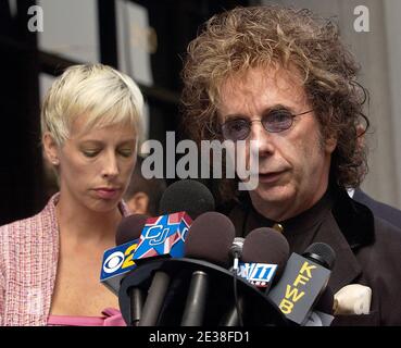 Der Musikproduzent PHIL SPECTOR (geb. Harvey Phillip Spector, 26. Dezember 1939 – 16. Januar 2021) ist im Alter von 81 Jahren gestorben und verbüßt eine Gefängnisstrafe wegen Mordes. Spector transformierte die Popmusik mit seinem "Wall of Sound"-Aufnahmestil in den 1960er Jahren. 2009 wurde er wegen des Mordes an der Hollywood-Schauspielerin Lana Clarkson 2003 verurteilt. DATEI FOTO: 27. September 2004, Los Angeles, Kalifornien, USA: Plattenproduzent PHIL SPECTOR mit seiner persönlichen Assistentin MICHELLE BLAINE, vor dem Criminal Courts Building während des Lana Clarkson Mordverfahrens. (Bild: ©Vaughn Youtz/ZUMA Press) Stockfoto