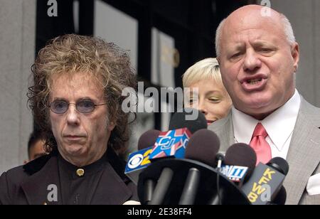 Der Musikproduzent PHIL SPECTOR (geb. Harvey Phillip Spector, 26. Dezember 1939 – 16. Januar 2021) ist im Alter von 81 Jahren gestorben und verbüßt eine Gefängnisstrafe wegen Mordes. Spector transformierte die Popmusik mit seinem "Wall of Sound"-Aufnahmestil in den 1960er Jahren. 2009 wurde er wegen des Mordes an der Hollywood-Schauspielerin Lana Clarkson 2003 verurteilt. FILE PHOTO SHOT: 27. Sep 2004, Los Angeles, California, USA: Plattenproduzent PHIL SPECTOR, links, mit Rechtsanwalt BRUCE CUTLER, vor dem Criminal Courts Building während des Lana Clarkson Mordverfahrens. (Bild: ©Vaughn Youtz/ZUMA Press) Stockfoto