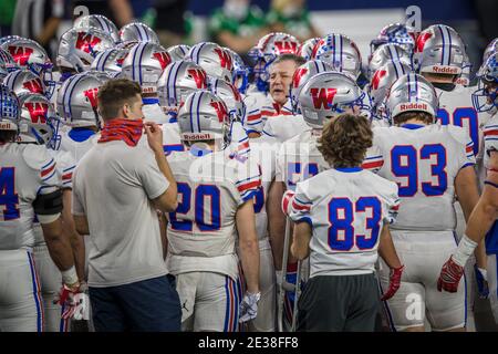 Arlington, Texas, USA. Januar 2021. Austin Westlake Cheftrainer Todd Dodge duckt mit seinem Team vor dem Texas University Interscholastic League (UIL) Class 6A Division 1 State Championship Game zwischen den Austin Westlake Chaparrals und den Southlake Carroll Dragons im AT&T Stadium in Arlington, Texas. Austin Westlake besiegte Southlake Carroll 52-34. Prentice C. James/CSM/Alamy Live News Stockfoto