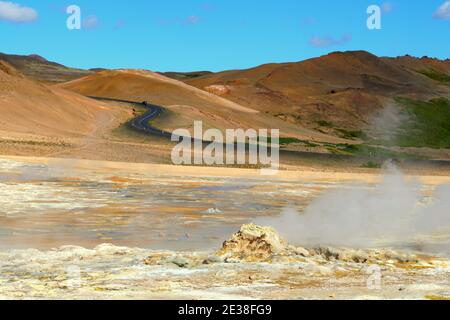 Der Blick auf das Rauchergebiet am Namafjall Hverir Geothermie-Gebiet im Sommer in der Nähe des Lake Myvatn, Island Stockfoto