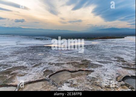 Travertin Pools oder Terrassen Pamukkale, Türkei. Weiße Felsen im nationalen Reservat in der UNESCO-Liste des Weltkulturerbes. Stockfoto