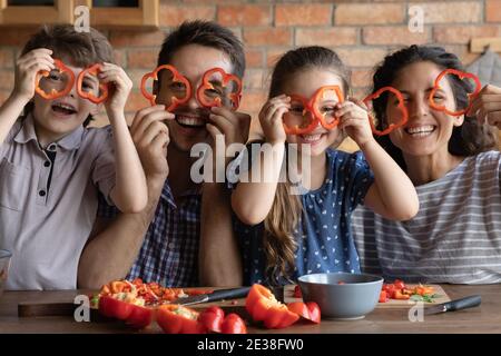 Portrait der glücklichen Familie mit Kindern viel Spaß beim Kochen Stockfoto