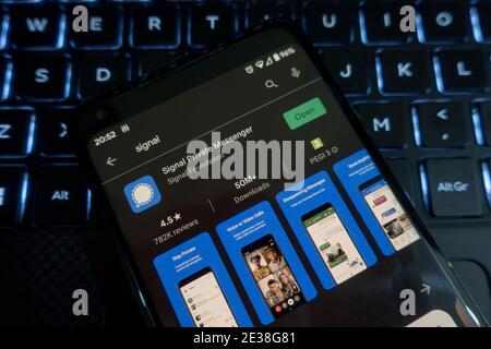 Signalverschlüsselte Messaging-App, die End-to-End- oder Benutzer-to-User-Funktionen bereitstellt Verschlüsselung im playstore Stockfoto