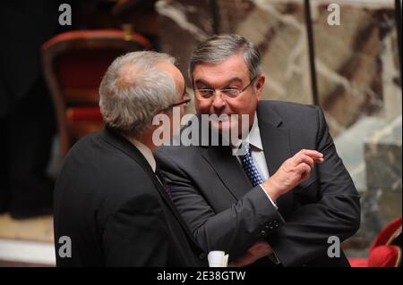 Der französische Justizminister Michel Mercier wird vor der Rede des französischen Premierministers Francois Fillon vor den Abgeordneten der Nationalversammlung am 24. November 2010 in Paris dargestellt. Foto von Mousse/ABACAPRESS.COM Stockfoto