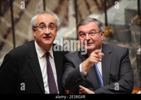 Der französische Justizminister Michel Mercier wird vor der Rede des französischen Premierministers Francois Fillon vor den Abgeordneten der Nationalversammlung am 24. November 2010 in Paris dargestellt. Foto von Mousse/ABACAPRESS.COM Stockfoto