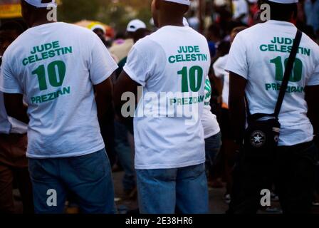 Die Anhänger von UNITE-Präsidentschaftskandidatin Jude Celestin versammelten sich am 25. November 2010 bei einer Kundgebung in der Hauptstadt Port-au-Prince, Haiti. Celestin wird vom scheidenden Präsidenten Rene Preval und einem der beiden Spitzenreiter unterstützt, die die Wahlen gewinnen. Haitianer werden am Sonntag, den 28. November, zur Wahl gehen. Foto von Juan Carlos/ABACAPRESS.COM Stockfoto