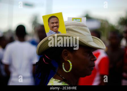 Die Anhänger von UNITE-Präsidentschaftskandidatin Jude Celestin versammelten sich am 25. November 2010 bei einer Kundgebung in der Hauptstadt Port-au-Prince, Haiti. Celestin wird vom scheidenden Präsidenten Rene Preval und einem der beiden Spitzenreiter unterstützt, die die Wahlen gewinnen. Haitianer werden am Sonntag, den 28. November, zur Wahl gehen. Foto von Juan Carlos/ABACAPRESS.COM Stockfoto