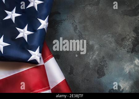 Amerikanische USA Flagge auf dunklem Grunge Hintergrund mit Kopierraum. Stockfoto