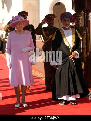 Die britische Königin Elisabeth II. Geht mit dem Sultan von Oman, seiner Majestät Sultan Qaboos bin Said, während eines Besuchs im Al-Alam Palast in Maskat, Oman am 26. November 2010. Foto von ONA/Mousse/ABACAPRESS.COM Stockfoto