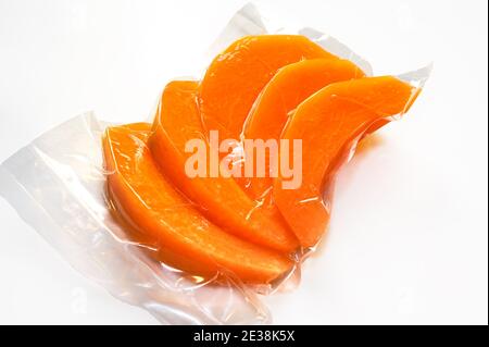 Melonenscheiben vakuumverpackt versiegelt für Sous Vide Kochen auf Weißer Hintergrund Stockfoto