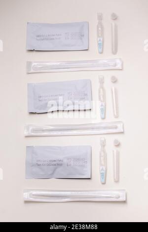 Drei SARS-CoV-2 AG Quick Antibodies Test Kits. Nasopharyngealtest Stockfoto