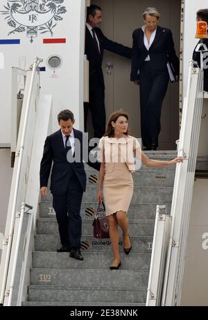 Der französische Präsident Nicolas Sarkozy, die Ehefrau Carla Bruni-Sarkozy, Laurent Stefanini und Michele Aliot-Marie treffen am 4. Dezember 2010 auf dem Flughafen Hal in Bangalore, Indien, ein. Der französische Präsident Nicolas Sarkozy befindet sich auf einem viertägigen Arbeitsbesuch in Indien und wird voraussichtlich lukrative französisch-indische Handelsverträge verfolgen. Foto Thierry Orban/ABACAPRESS.COM Stockfoto