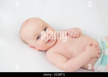 Gesundes kleines Baby mit weißem Hintergrund Stockfoto