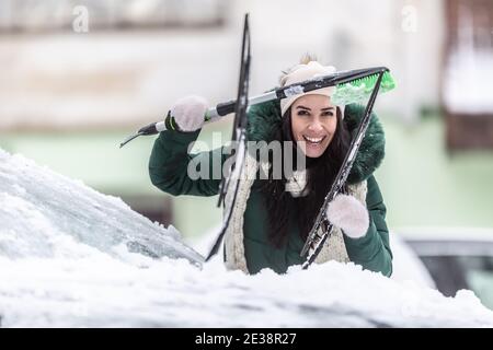 Reinigen Sie den Wischer im Winter, da sich im Winter Schnee und Eis auf ihnen ansammeln. Stockfoto