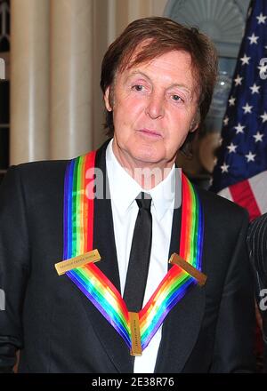 Sir Paul McCartney, einer der 2010 Kennedy Center-Preisträger, posiert mit seinen Stipendiaten für das formelle Klassenfoto nach dem formellen Artist's Dinner am 4. Dezember 2010 im US-Außenministerium in Washington, D.C., USA. Foto von Ron Sachs/ABACAPRESS.COM Stockfoto