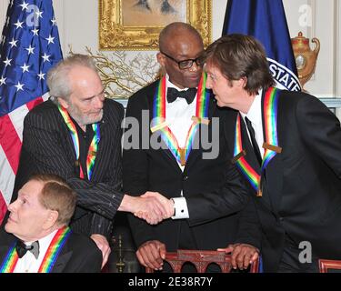 Merle Haggard, links, schüttelt sich die Hände mit den 2010 Kennedy Center-Stipendiaten Sir Paul McCartney, rechts, während sie sich darauf vorbereiten, nach dem formellen Artist's Dinner am 4. Dezember 2010 im US-Außenministerium in Washington, D.C., USA, für ihr formelles Klassenfoto zu posieren. Foto von Ron Sachs/ABACAPRESS.COM Stockfoto