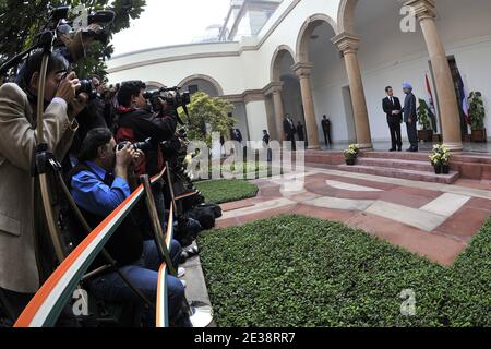 Medienvertreter fotografieren den französischen Präsidenten Nicolas Sarkozy (2R), der am 6. Dezember 2010 im Hyderabad-Haus in Neu-Delhi, Inida, mit dem indischen Premierminister Manmohan Singh (R) Hand schüttelt. Frankreich hat nach Gesprächen zwischen dem französischen Präsidenten Nicolas Sarkozy und dem indischen Premierminister Manmohan Singh ein 9.3-Milliarden-Dollar-Abkommen über den Verkauf von zwei Kernreaktoren an Indien bestätigt. Indien unterzeichnete ein "Rahmenabkommen" mit Frankreichs staatlichem Atomkonzern Areva über den Kauf von zwei Reaktoren für eine neue Anlage in Jaitapur im westlichen Bundesstaat Maharashtra. Foto von Lionel Bonaventure/Pool/ABACAPRESS. Stockfoto