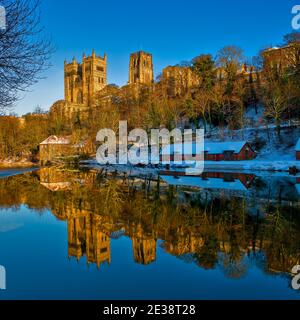 Durham Cathedral und die Walzmühle im Winter, Durham City, County Durham, England, Vereinigtes Königreich Stockfoto