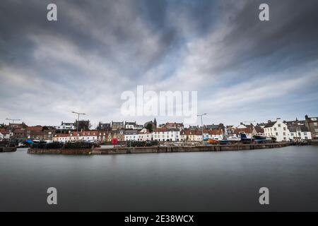 Der Hafen im hübschen Fischerdorf Fife von St. Monans vom Wellenbrecher aus gesehen. Stockfoto