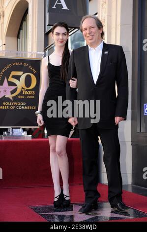 Der Komponist Hans Zimmer, der mit seiner Tochter Zoe posiert, wird am 8. Dezember 2010 auf dem Hollywood Walk of Fame in Los Angeles mit einem Star geehrt. Foto von Lionel Hahn/AbacaUsa.com Stockfoto